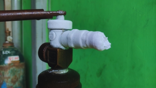 Frost forming on a gas regulator or CO2 cylinder valve